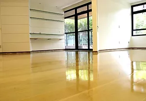 Piso com clareamento de madeira