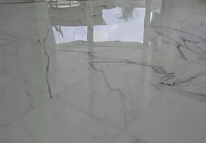 Piso com polimento italiano de alto brilho